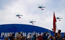 Lễ kỷ niệm 70 năm Chiến thắng Điện Biên Phủ: Máy bay mang cờ Đảng cờ nước đang bay trên bầu trời
