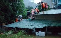 Mưa lũ ở Hà Giang: Cảnh sát dỡ mái nhà cứu 4 người mắc kẹt, 2 bố con bị lũ cuốn chết