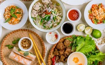 14 món ăn Việt Nam ngon nhất và thử thách trứng vịt lộn