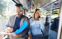 Tình huống tranh cãi: Bị mắng vì để túi lên ghế trống trên xe buýt