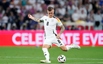 Xem Toni Kroos chuyền bóng, CĐV tuyển Đức tiếc đến ngẩn ngơ