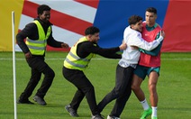 Náo loạn ở buổi tập của tuyển Bồ Đào Nha, Ronaldo bị fan cuồng ôm chặt
