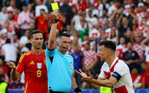Vì sao Croatia mất bàn thắng, Rodri thoát thẻ đỏ?