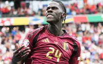 Tiền vệ tuyển Bỉ phản ứng hài hước khi bị nhầm với thủ môn Onana