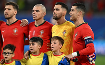 Lý do Ronaldo luôn đứng nghiêng khi hát quốc ca Bồ Đào Nha