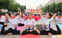 Hơn 1.000 người tập yoga trên phố đi bộ Nguyễn Huệ sáng nay