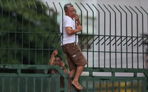 Khán giả trèo rào, đốt pháo sáng trên sân Thiên Trường mừng CLB Nam Định vô địch