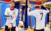 Kvaratskhelia mặc hoài chiếc áo nguyên mồ hôi Ronaldo ở Euro 2024