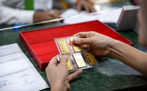 Người dân xếp hàng mua vàng ở ngân hàng với giá 79,98 triệu đồng/lượng