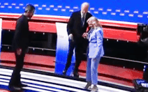 Video Tổng thống Biden được phu nhân dìu xuống sân khấu sau cuộc tranh luận với ông Trump