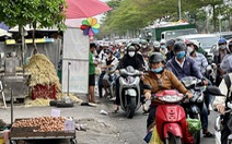 Hàng rong, xe ba gác vây kín vỉa hè ngã tư Nguyễn Văn Linh - Phạm Hùng