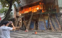 Quán cà phê ở phố cổ Hà Nội bốc cháy ngùn ngụt