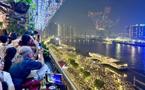 Người dân chen kín bờ sông Sài Gòn ngắm 1.100 drone thắp sáng bầu trời