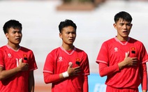 U19 Việt Nam mặc niệm, đeo băng tang tưởng nhớ Tổng bí thư Nguyễn Phú Trọng