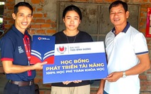 Nữ sinh không cha mẹ, một mình che chở cho em gái được tặng học bổng toàn khóa đại học