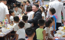 Ông Kim Jong Un ôm chầm, chăm lo trẻ em sơ tán từ vùng lũ lụt