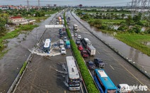 Ô tô ‘bơi’ trên cao tốc Pháp Vân - Cầu Giẽ do ngập lụt