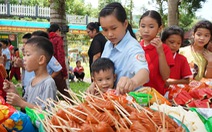 Trung thu của học sinh Làng Nủ, chia kẹo cho những chỗ ngồi đã trống