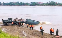 Vụ sập cầu Phong Châu: Hạ thủy một số phao để đánh giá trước khi lắp cầu phao