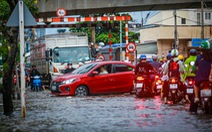 TP.HCM đón đợt triều cường đầu mùa, xe máy dắt bộ, xe hơi quay đầu