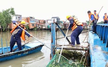 100 đoàn viên thu gom rác trên kênh Đôi, tặng áo phao cho bến đò