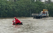 Hà Nội mưa lớn, nhiều đoạn đường ngập sâu