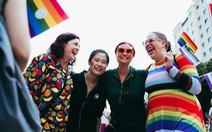 Hàng trăm bạn trẻ, người nước ngoài hào hứng diễu hành cùng cộng đồng LGBT+