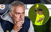 Mourinho bị phạt vì mở laptop 'check VAR' trọng tài ngay trên sân