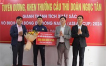 Trao thưởng 300 triệu đồng cho Doãn Ngọc Tân