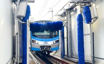 Tàu metro số 1 được rửa tự động, chỉ 15 phút mỗi đoàn