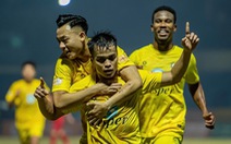 Hòa vất vả Hà Tĩnh, Thanh Hóa nguy cơ mất ngôi đầu V-League