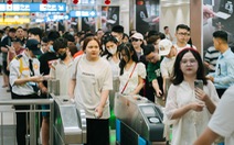 Metro nườm nượp người đi chơi Đường hoa Nguyễn Huệ