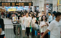 Metro nườm nượp người đi chơi Đường hoa Nguyễn Huệ