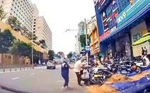 Công an Bến Thành đang làm rõ clip người đàn ông cao lớn đuổi đánh người trên đường