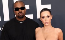 Đỏ mặt với bộ cánh của vợ Kanye West trên thảm đỏ Grammy