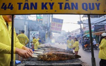 Khu bán cá lóc nướng ngày vía Thần Tài chộn rộn từ 2h sáng, có tiệm nhập đến 3 tấn cá