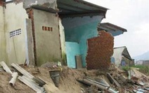 Sóng biển đánh sập 5 căn nhà