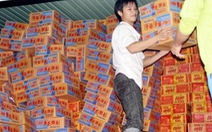 Huế tiếp tục phân phối mì tôm cứu trợ