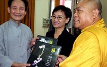 Tặng "Thơ thiền Lý Trần" cho khách Phật giáo quốc tế