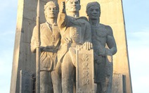 Gắn bảng "Đội Hoàng Sa kiêm quản Bắc Hải" vào cụm tượng đài Đội Hoàng Sa tại Lý Sơn
