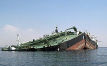 Tàu chở dầu gãy đôi gần kênh đào Suez
