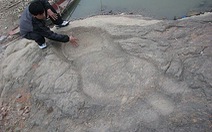 Bàn chân khổng lồ trên đá là nhân tạo