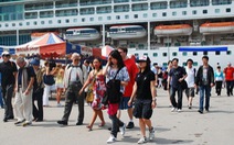 Tàu chở hơn 1.800 du khách cập cảng Chân Mây