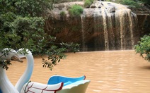 Bùn đất hồ Xuân Hương nhuộm đỏ thác Prenn