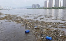 7.000 thùng hóa chất trôi nổi trên sông Tùng Hoa