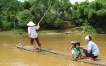 Chống bè qua sông đến trường mùa mưa lũ