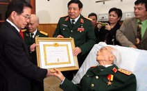 Trao tặng đại tướng Võ Nguyên Giáp huy hiệu 70 năm tuổi Đảng