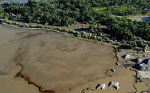 Mỹ: dầu rò rỉ dài 40km trên sông