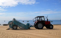 Dùng máy lọc cát làm sạch bãi biển Quy Nhơn
