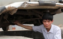 Kỹ sư Lê Văn Tạch bị chuyển việc, giảm lương